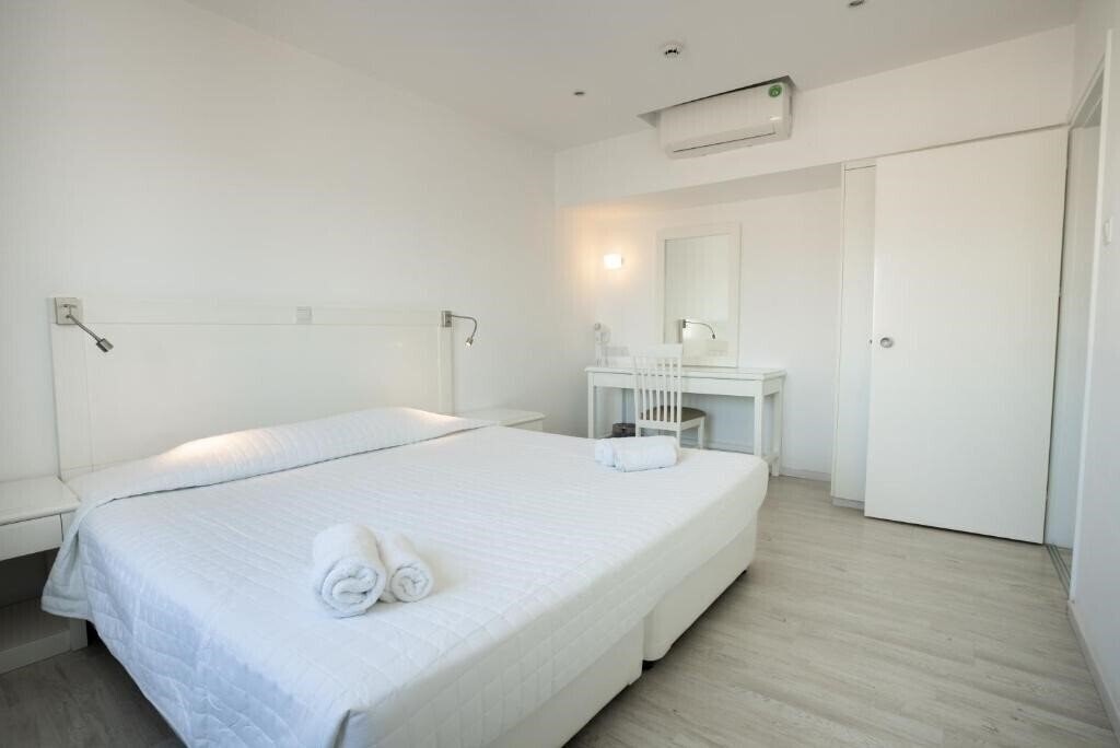 Фото Vias Hotel Apartments 2*