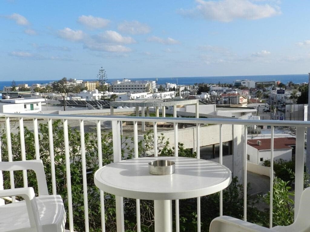 Готель Elenapa Holiday Apartments 2*