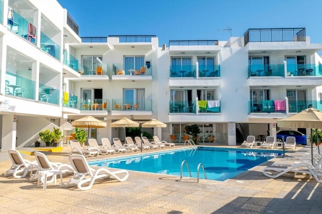 Готель Amaos Hotel Apartments 3*