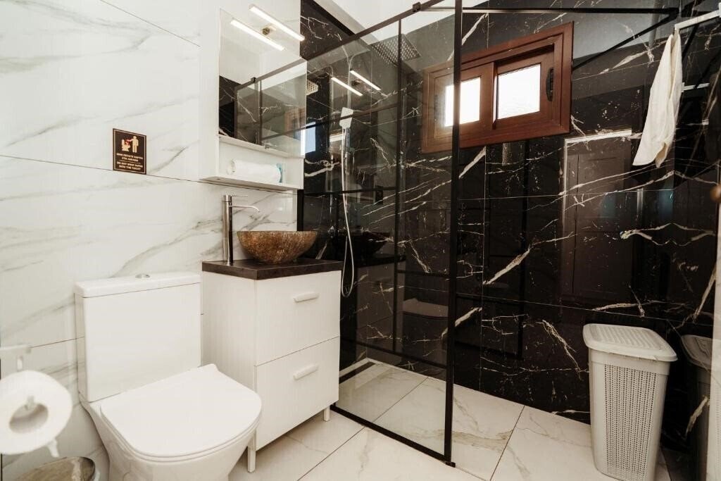 Фотографія Serenityone - Centrally Located One Bedroom Apt 3*