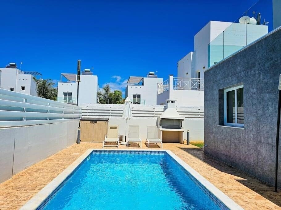 Отель Nissi Beach Villa Holiday 3*