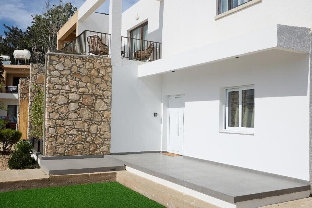 Отель Adamandri Lodge - Prime Location 2*