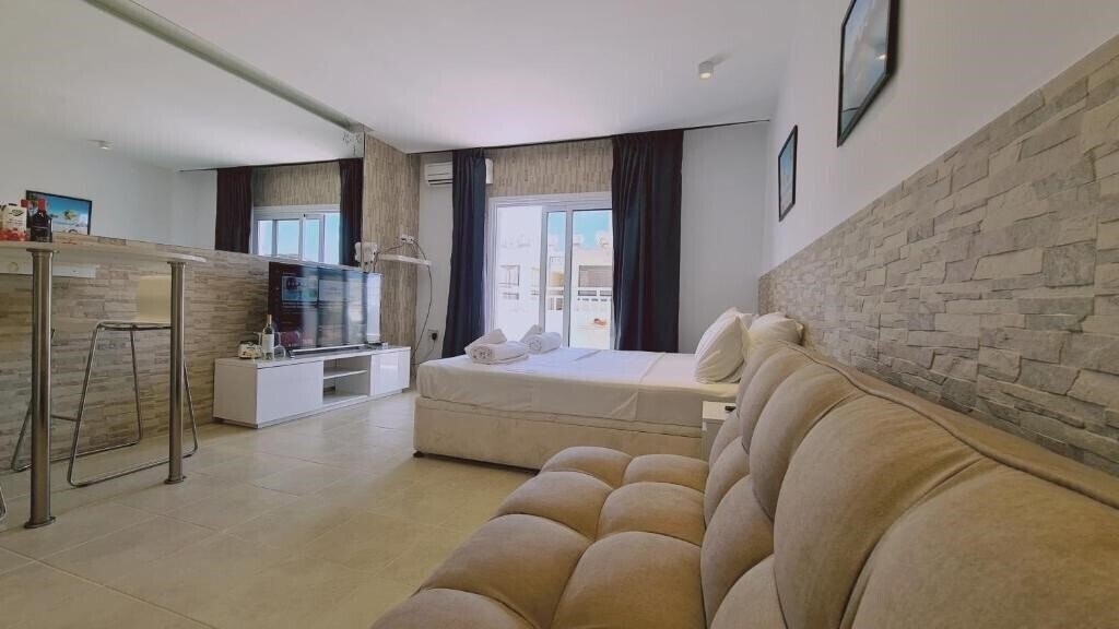 Отель Stay Lavish Studio 3*