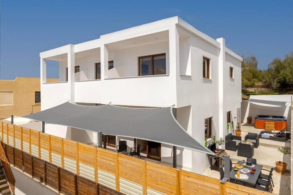 Отель Sevis Suites 3*