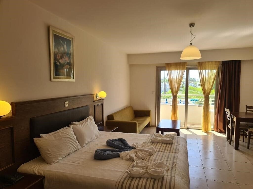 Фото Euronapa Hotel Apartments 3*