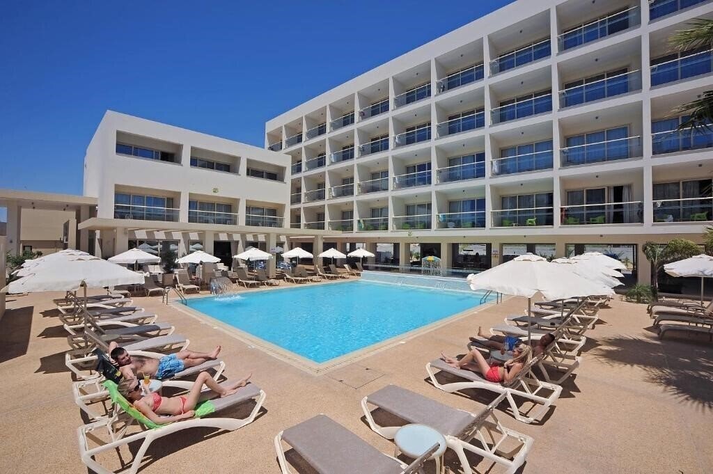 Готель Nelia Gardens 3*