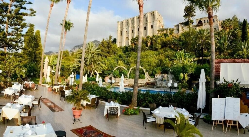 Готель Bellapais Gardens 3*