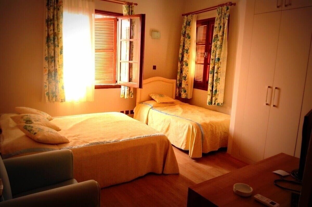 Готель Breeze Flora Hotel 2*