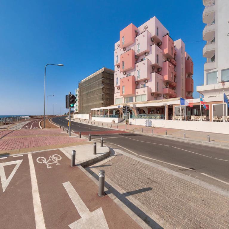 Готель Mackenzie Beach Hotel 3*