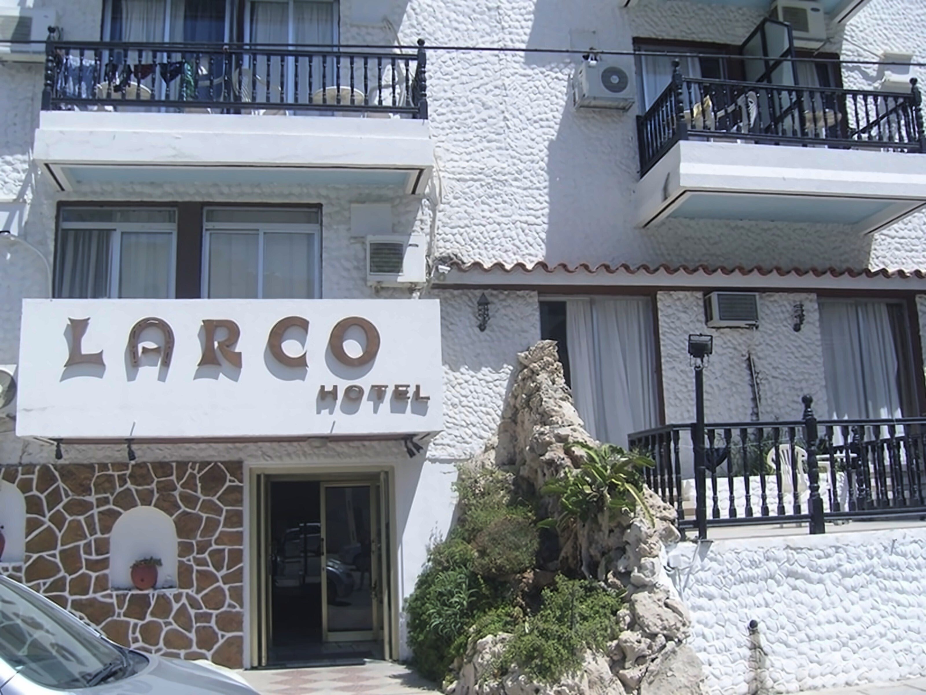 Готель Larco Apartments 2*