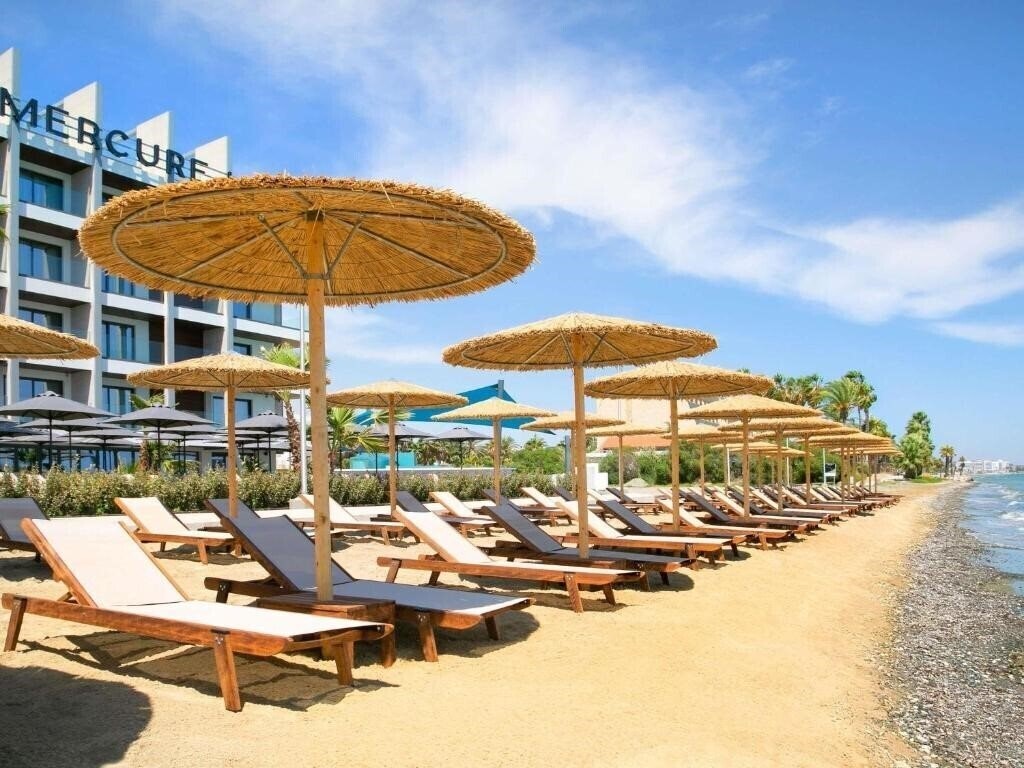 Готель Mercure Larnaca Beach Resort 4*