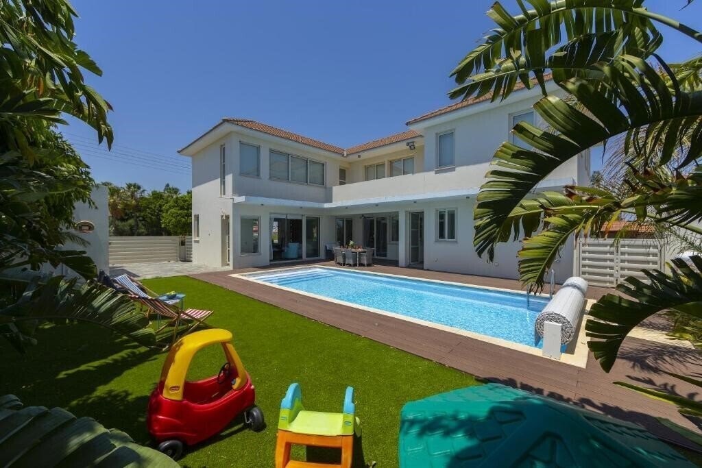 Готель Larnaca Villa Marisol 4*