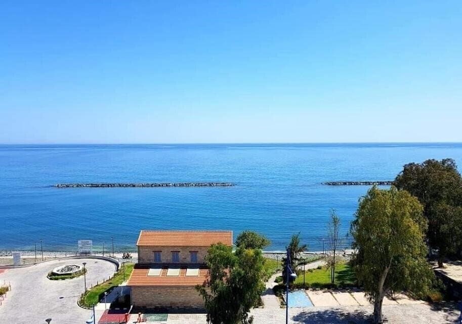 Фотография Pigeon Beach Hotel Apartments 2*