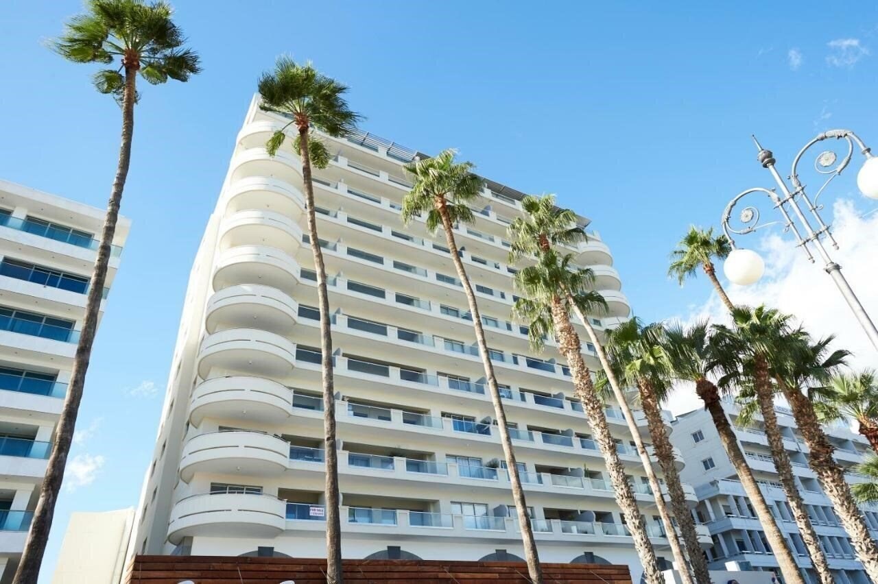 Готель Finikoudes Luxury Apartments 3*