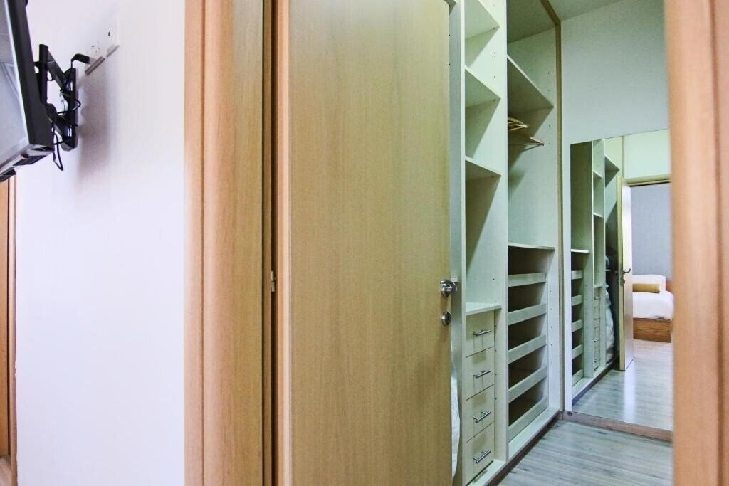 Фотографія Phaedrus Living: City View Luxury Flat Harbour 03 4*