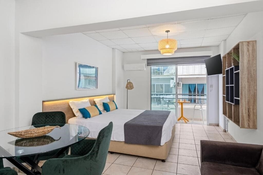 Фото Larnaca Bay Suites 3*
