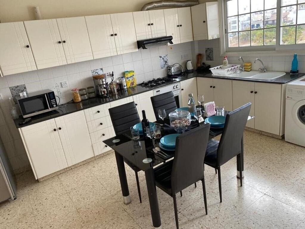 Фото Larnaca Comfort Rooms 3*