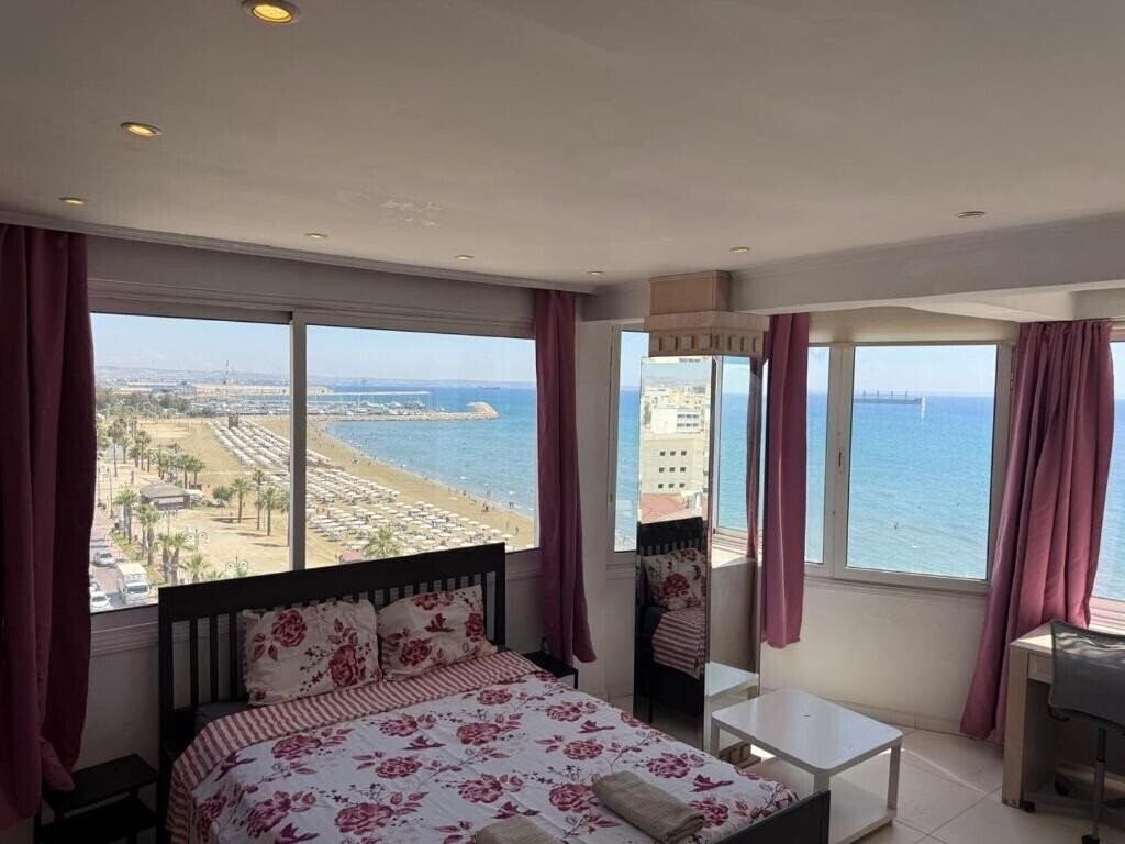 Отель Larnaca Seaview Rooms 3*