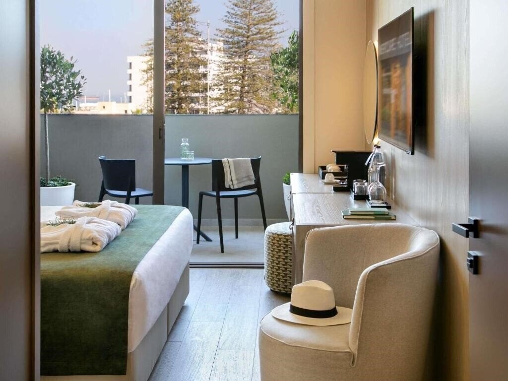 Фото Mercure Larnaca Finikoudes Beach 3*