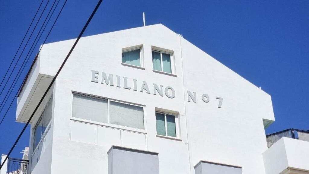 Фото Modern Retreat: 2BR Stylish Apt with Comfy Rooms! 2*