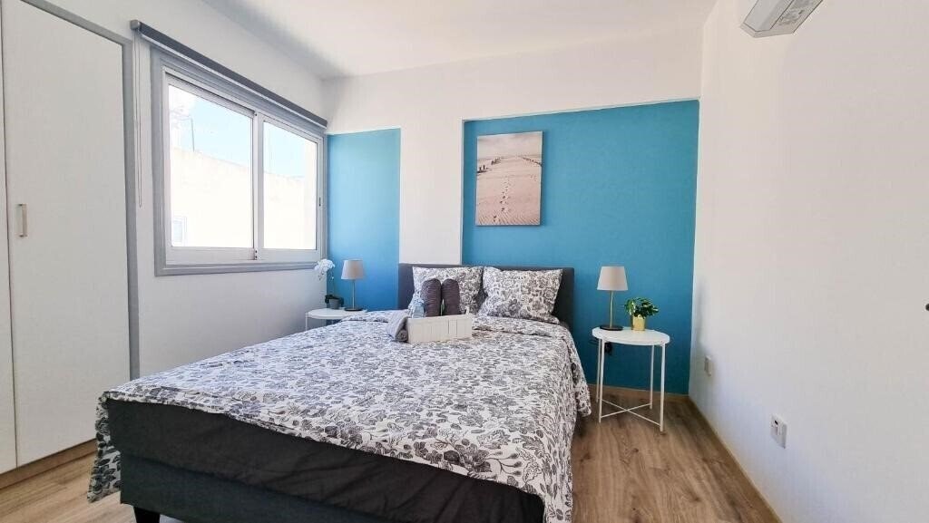 Фото Modern Retreat: 2BR Stylish Apt with Comfy Rooms! 2*