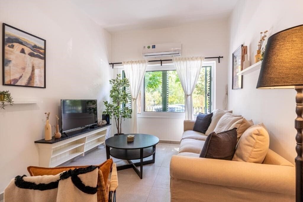 Картинка Arty Haven - Spacious 3-BR House in Larnaca 2*