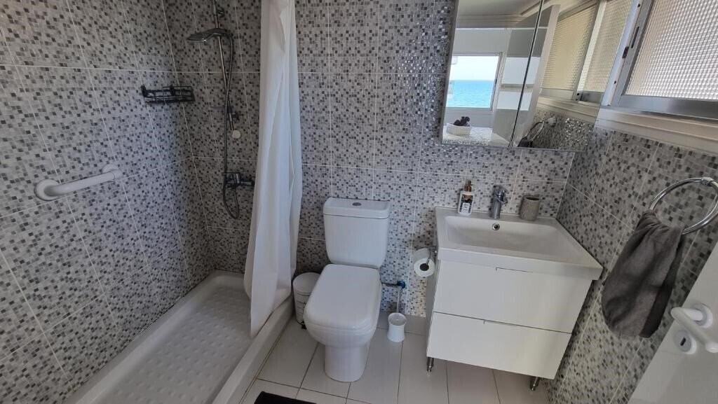 Фотографія Stylish Beach Apt W/ Sea View + Pool + 200mbit 2*