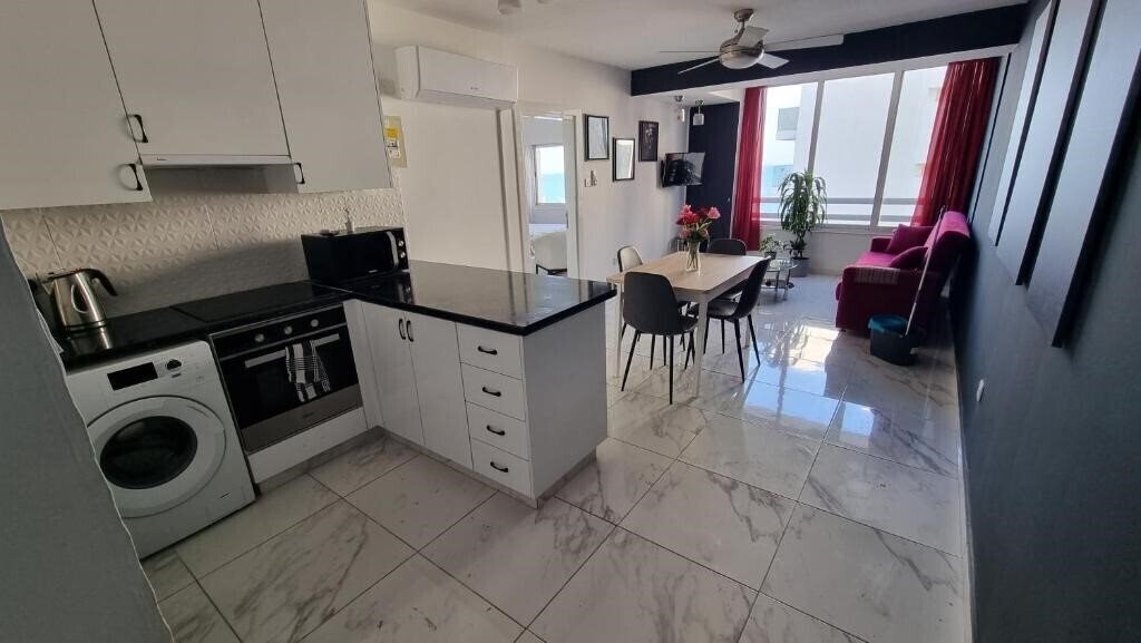 Картинка Stylish Beach Apt W/ Sea View + Pool + 200mbit 2*
