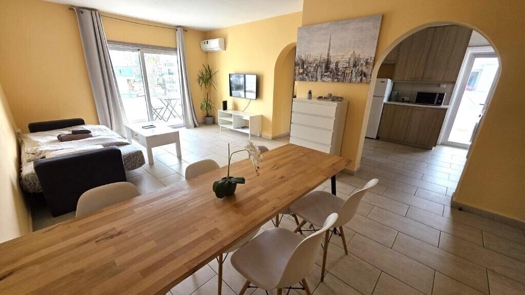 Отель Spacious Lightflooded 2 BR Apt / Near Center & Harbour 2*