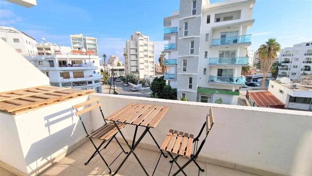 Картинка Spacious Lightflooded 2 BR Apt / Near Center & Harbour 2*