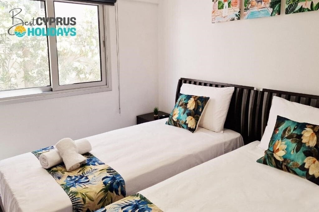 Готель Parrots Paradise 100m From Finikoudes Beachfront 3*