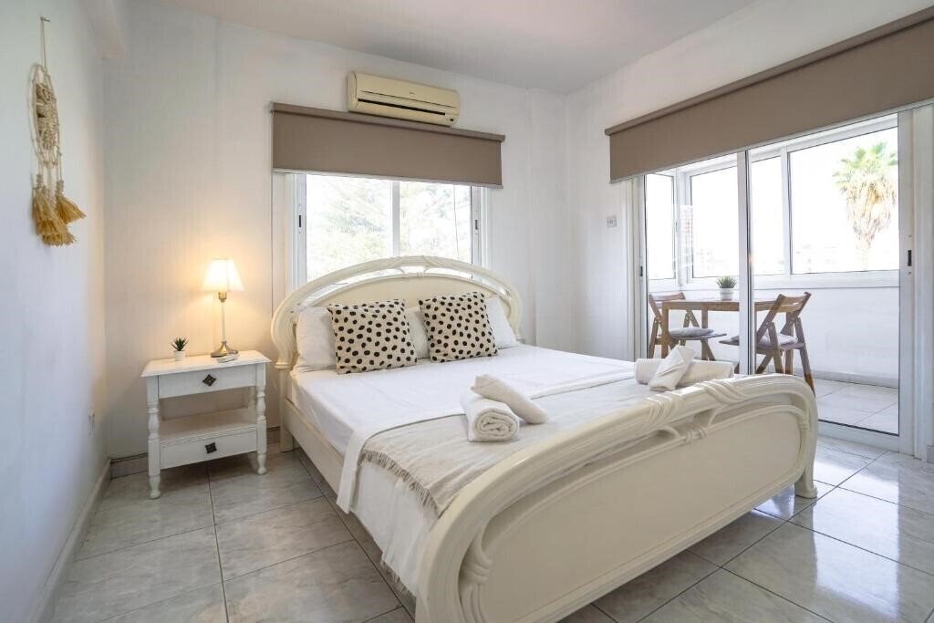 Фото Large Apartment Close To Finikoudes Beach With 2 Balconies 3*