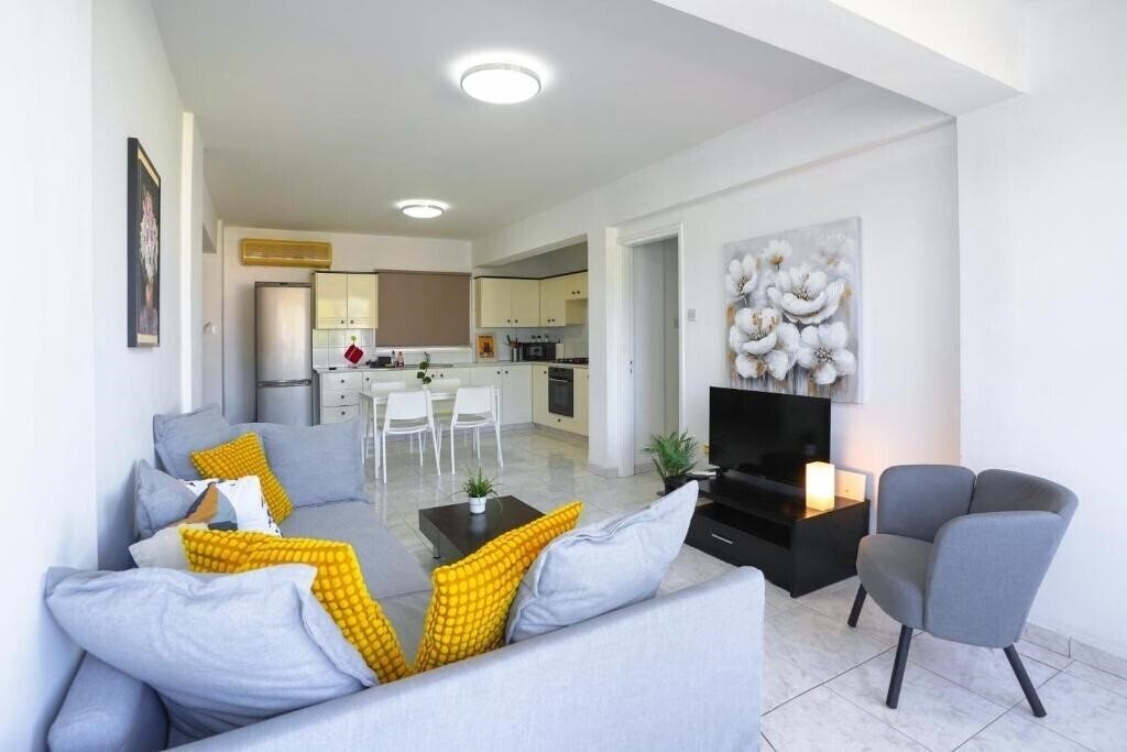 Изображение Large Apartment Close To Finikoudes Beach With 2 Balconies 3*
