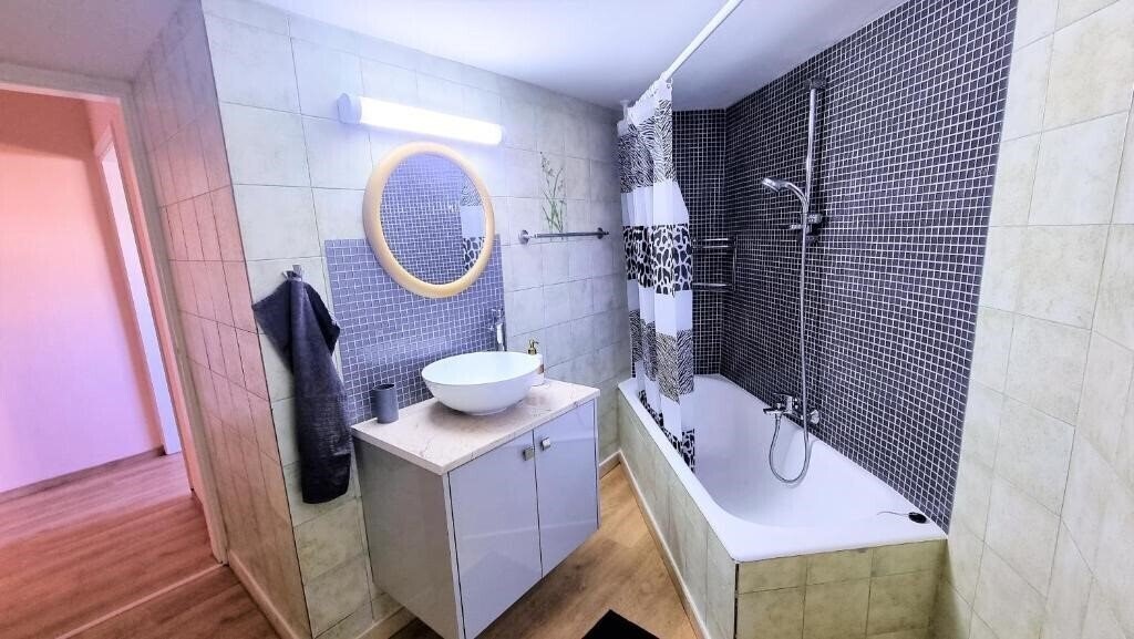 Фотография The Urban Oasis - Comfort 2BR Near The City Center, 200mbit Internet & Smart TV 2*