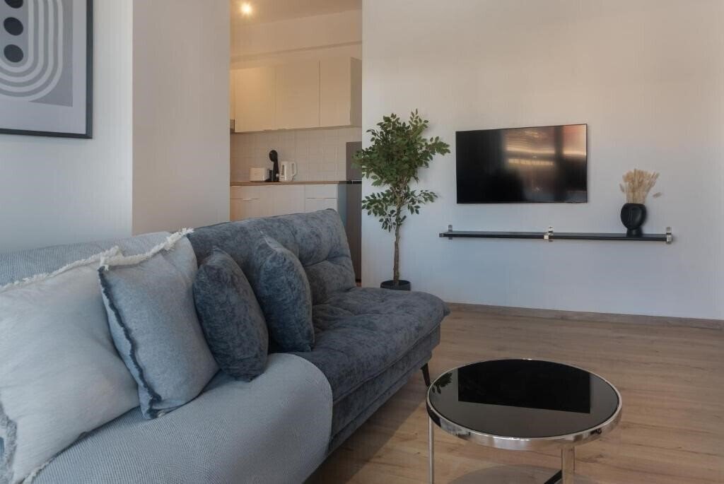 Отель Phaedrus Living: City Breeze Residences Finesse 2*