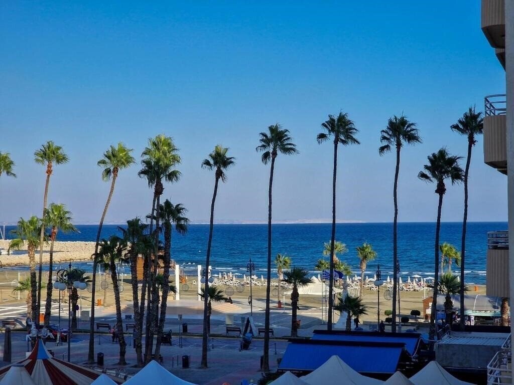Отель Airbnsea City Centre Side Sea View Apartments 2*