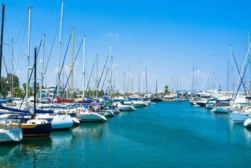 Картинка Airbnsea City Centre Side Sea View Apartments 2*