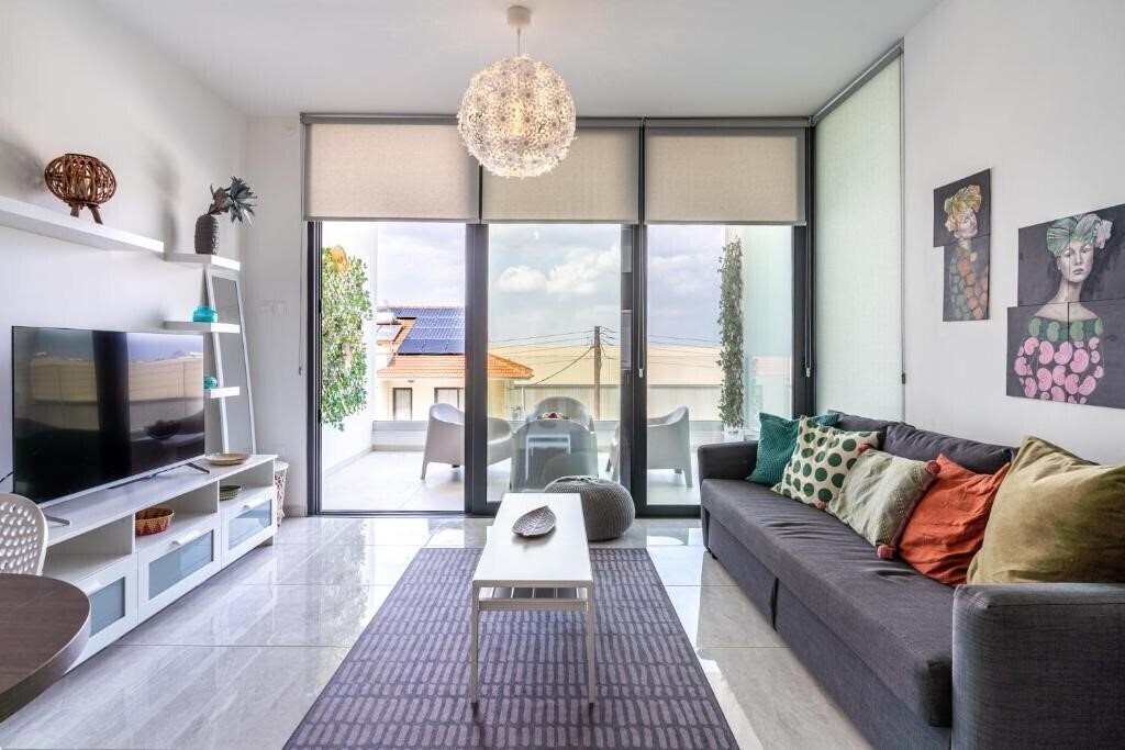 Готель Bonne Heure 1-BR Apt In Larnaca 2*