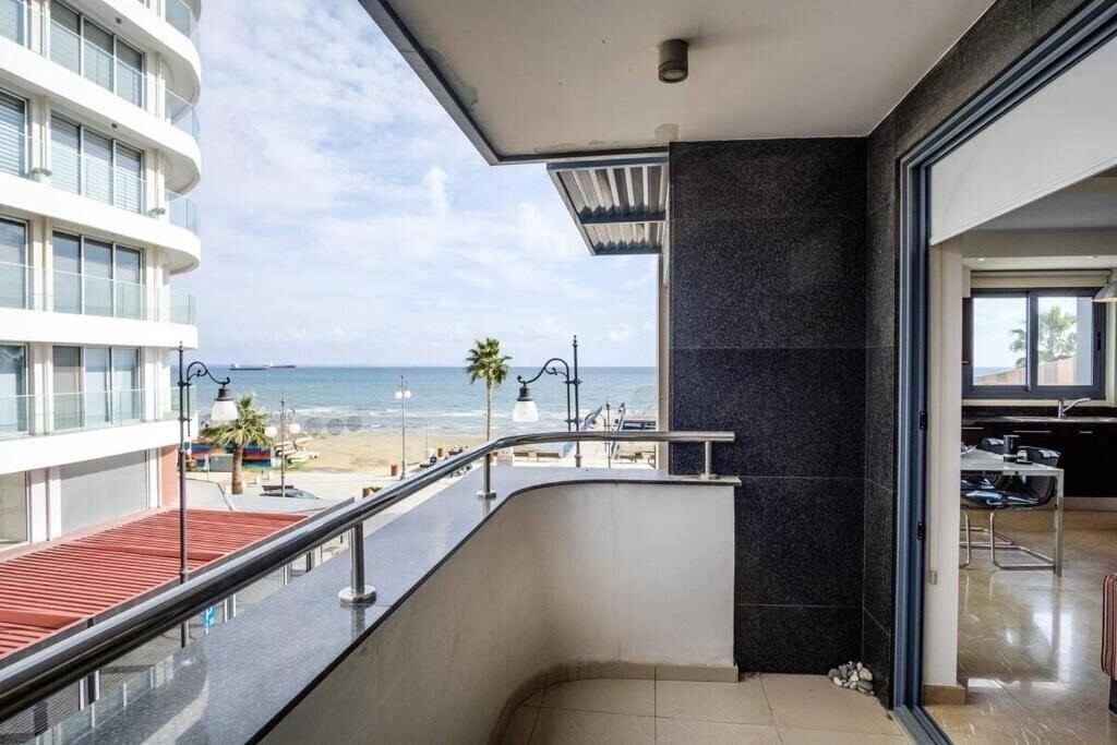 Отель Dios Ponte Finikoudes Beachfront 2*