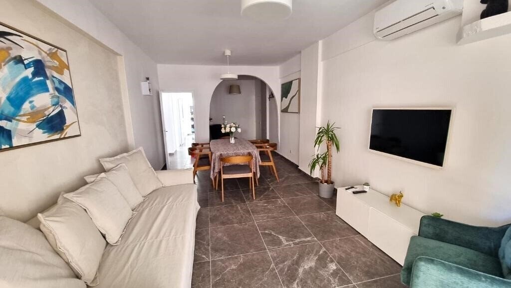 Отель Center 2BR Apt W/ Parking & 250m Walk From Beach 2*