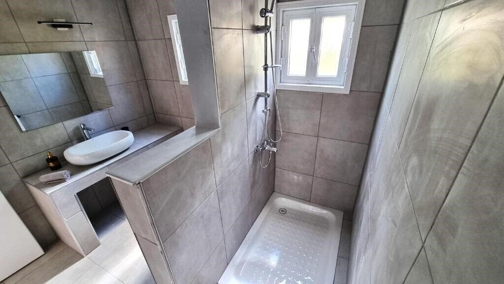 Фотография Center 2BR Apt W/ Parking & 250m Walk From Beach 2*