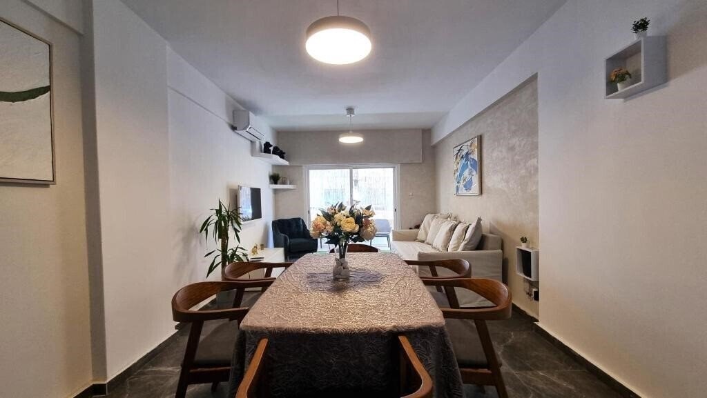 Изображение Center 2BR Apt W/ Parking & 250m Walk From Beach 2*