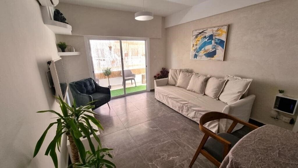 Картинка Center 2BR Apt W/ Parking & 250m Walk From Beach 2*