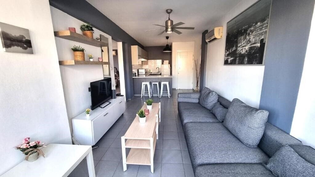 Картинка Beachside Comfort - 2BR Apt, 5 Min To The Beach 2*