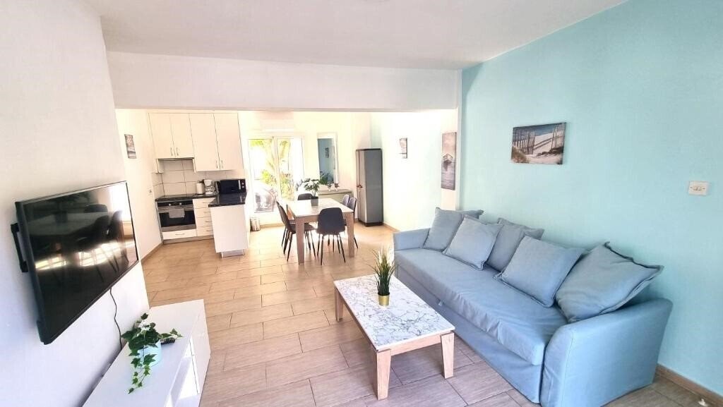 Картинка Dream Escape Apt 1 - 6 Min Walk To Kastella Beach! апартаменты