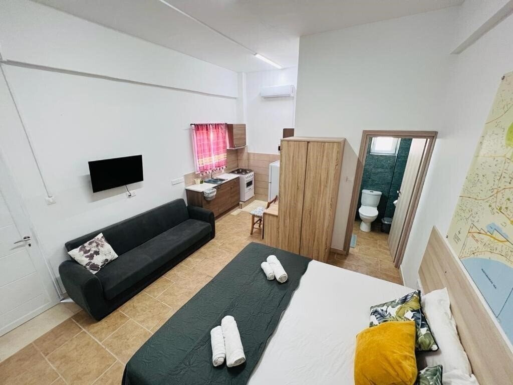 Отель Cozy & Traditional EC Studios 2*