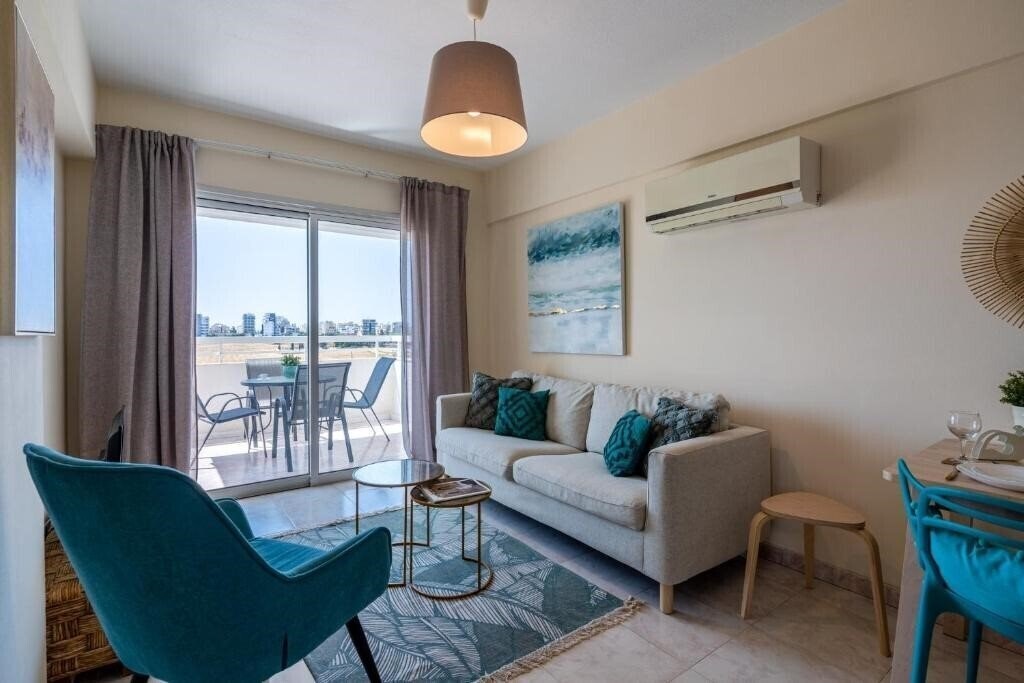 Отель Sunny 2-BR Apartment In Mackenzie 3*