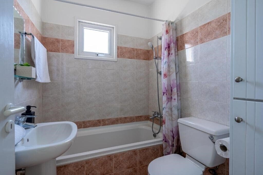 Фотография Sunny 2-BR Apartment In Mackenzie 3*