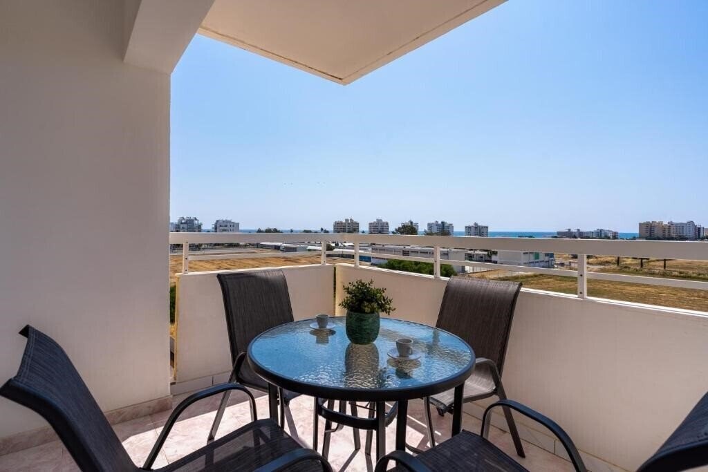 Изображение Sunny 2-BR Apartment In Mackenzie 3*