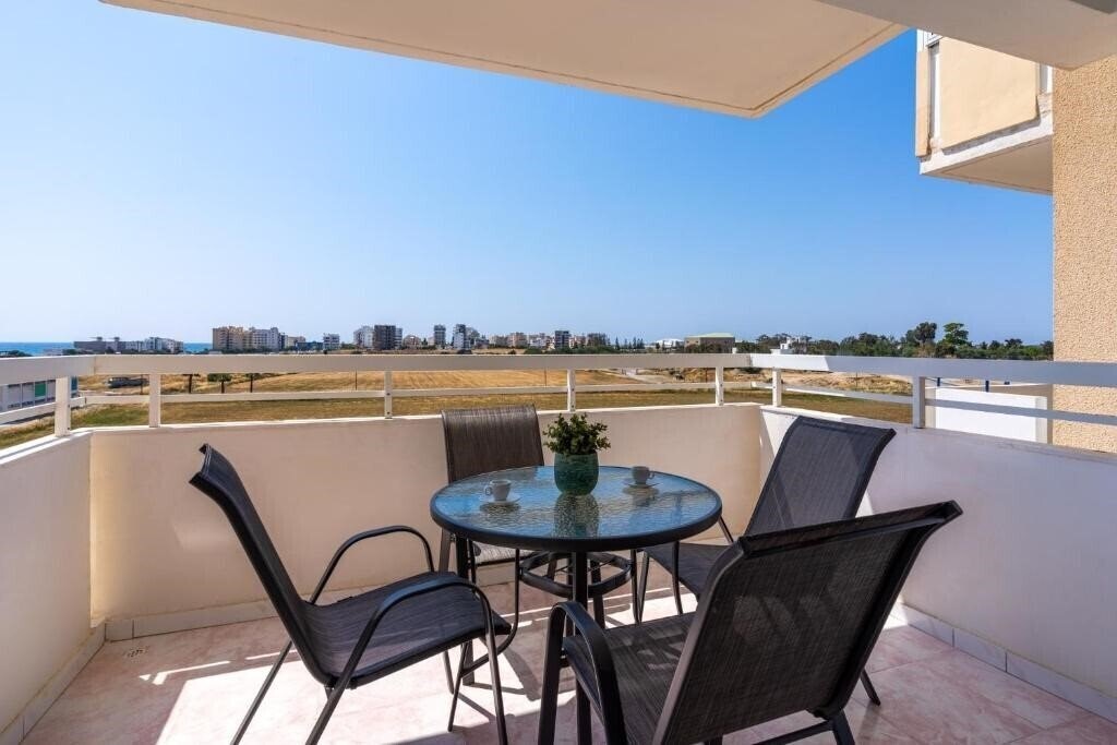 Картинка Sunny 2-BR Apartment In Mackenzie 3*